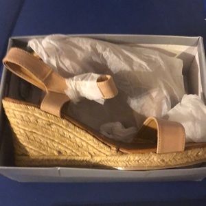 New tan sandal with cute strap
